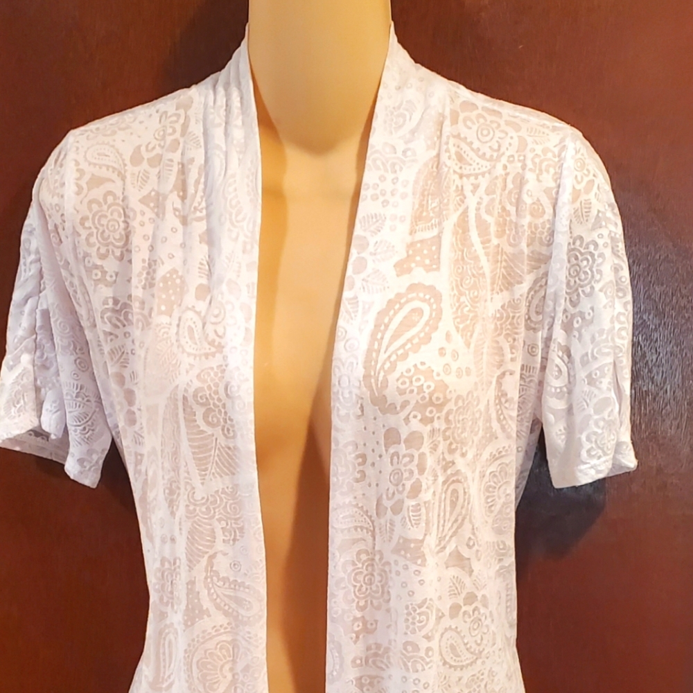 B Wear Byer California woman sz large white flowing cardigan flower ruffle shirt